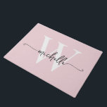 Tapete Elegante Moderno Nome Monograma em Rosa Bege Scrip<br><div class="desc">Tapete Personalizado Moderno Elegante Minimalista com Nome ou Inicial Monograma em Rosa Cor-de-Rosa. Este design apresenta um primeiro nome em uma linda fonte manuscrita com rabiscos (ou tipografia) com monograma inicial em branco e preto sobre um fundo cor-de-rosa. Ótimo presente feminino e elegante para aquecimento de casa, também para aniversário,...</div>