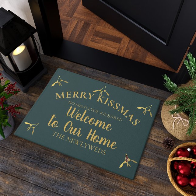 Tapete Engraçado Mistletoe Bem-Vindo ao Natal Verde (Merry Kissmas! Put this doormat at your door and wait for all the kisses. Just add your family name)