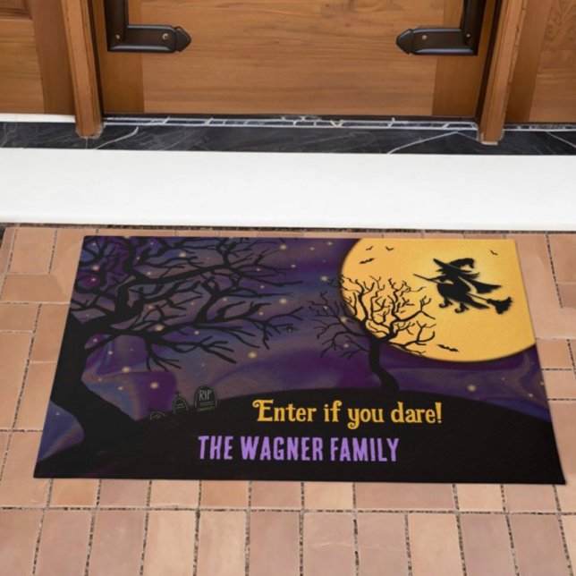 Tapete Feiticeira Maçã-Maçã Divertida Púrpura do Hallowee (Spooky customizable Halloween Witch Doormat by Inspirivity)