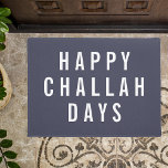 Tapete Feliz Dia de Challah | Feriado engraçado Chanukah<br><div class="desc">Adicione um pouco de humor de férias à sua entrada nesta temporada com este pequeno porteiro. Design apresenta "Happy Challah Days" na tipografia moderna de blocos brancos num fundo azul enfumaçado.</div>