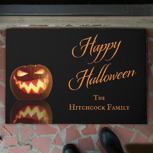 Tapete Feliz Halloween Jack O'Lantern Modelo de Nome (Welcome guest to your home with this festive Happy Halloween doormat with a smiling Jack O'Lantern.)