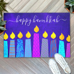 Tapete Feliz Hanukkah Script Modern Boho Candles em Azul<br><div class="desc">"Feliz Hanukkah." Decorre a sua entrada em "estilo" com este tapete de boas-vindas personalizado único e divertido! Uma ilustração lúdica, moderna e artística das velas de padrão de feto em uma menorah ajuda você a lançar no feriado de Chanucá. Velas azuis cortadas com padrões de folha de alumínio coloridos e...</div>