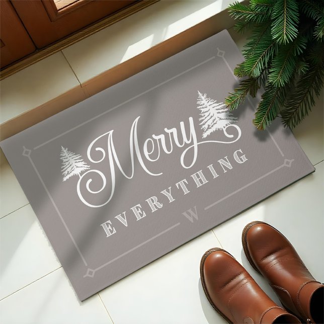 Tapete Feliz Tudo Cinza Pinheiros Monograma da Família (Merry Everything Green Pine Trees Family Monogram Doormat)