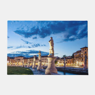 Tapete Fila de estátuas iluminadas em Padova