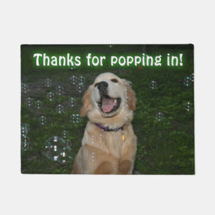 Tapete Filhote de cachorro do golden retriever nas bolhas