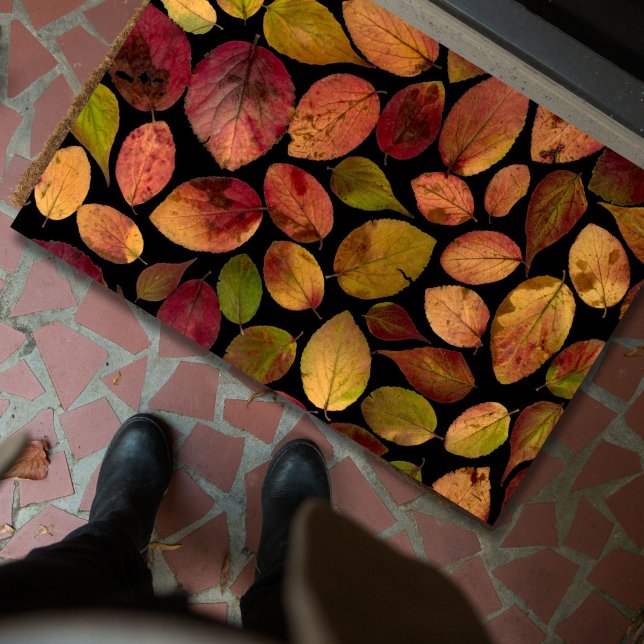 Tapete Folhas de outono Legais Coloridas em Preto (Add an elegant, colorful welcome to your doorstep with this autumn leaves doormat.)