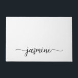 Tapete Girly Nome Personalizado Simples Branco Script Mon<br><div class="desc">Toalha de Porta Personalizada Feminina Minimalista Simples Limpa Branco Monograma Nome Assinatura Script Personalizada. Este design apresenta seu primeiro nome em uma linda fonte de letra manuscrita com cauda swash (ou caligrafia) sobre fundo branco. Ótimo presente feminino elegante para inauguração, também para aniversário, aniversário de casamento, chá de noiva, casamento,...</div>