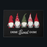 Tapete Gnomo Sweet Gnomo Funny Natal<br><div class="desc">Esta porta engraçada e engraçada apresenta 5 gnomos em vermelho,  branco,  verde e cinza. Tocar no texto diz: "Gnome Sweet Gnomo." A cor de fundo é preta,  mas pode ser personalizada,  se desejar. Perfeito para o feriado ou inverno!</div>