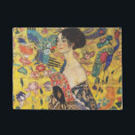 Tapete Gustav Klimt Lady Com Pintura Fan Art Nouveau<br><div class="desc">Gustav Klimt Lady With Fan Art Nouveau Painting Este meio retrato de uma bela mulher mostra um fundo amarelo com ornamentos asiáticos, pássaros coloridos e flores de lótus. A senhora veste um vestido no estilo de um quimono impresso com motivos de um vestido de dragão chinês. Linda pintura artística romântica...</div>