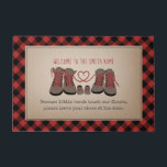 Tapete Hiking Boots Baby Calçados Remove Calçados Xadrez<br><div class="desc">Ilustração de dois pares de botas de caminhada para adultos com estratos vermelhos dispostos em forma de coração com calçados para bebês no meio. Personalize com seu nome. Poem diz, "Porque as mãos pequenas tocam o nosso chão, por favor, deixem os vossos calçados na porta" A base é o estoque...</div>