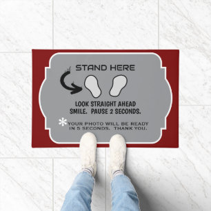 TAPETE "HUMOROUS DOOR MAT/ STAND AQUI, SORRIDO PARA CÂMER