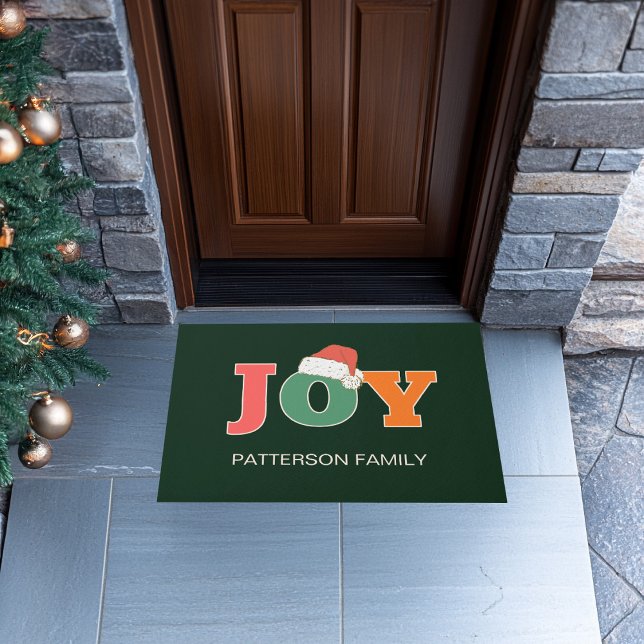 Tapete JOY! Família Personalizada de Tipografia do Script (Colorful, festive, typographic "JOY" santa hat, green, holiday door mat. Customize with your family )