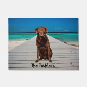 Tapete Labrador de chocolate personalizado na porta da pr