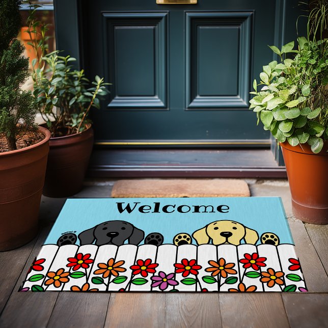 Tapete Labrador Duo te vendo bem-vinda. (Labrador Duo Watching You Welcome Doormat.  Black Lab and Yellow Lab.  Cute Cartoon Design.)