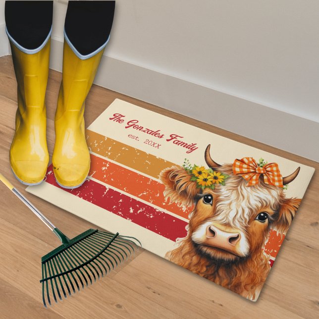 Tapete Matéria-prima russa da família de fazendeiros das  (Rustic Farmhouse Fall Front Door Home Decoration Highland Cow With Sunflowers  Plaid Ribbon )