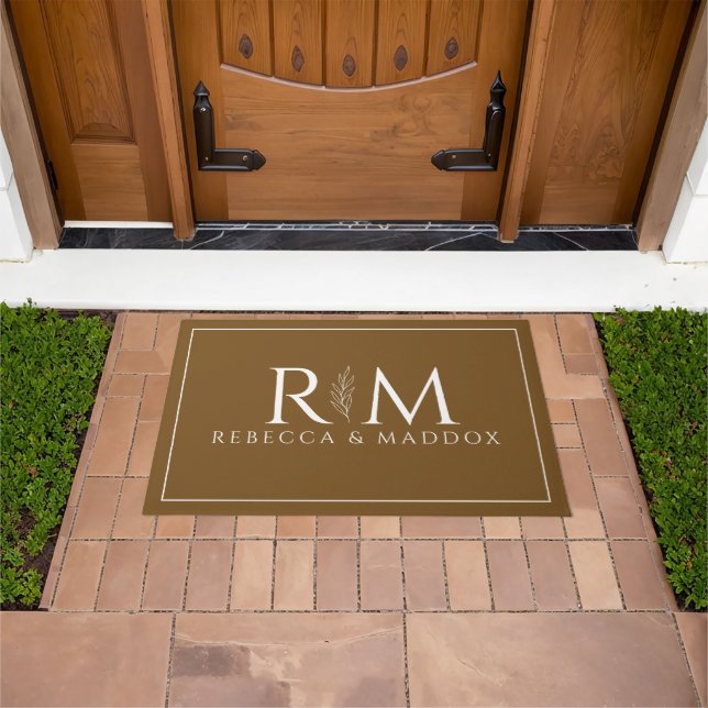 Tapete Modern Brown Monogram Door Mat (Ar livre)