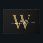 Tapete Moderno Nome Monograma Elegante Preto Dourado Scri<br><div class="desc">Esteira Personalizada Moderno Elegante Estiloso Preto e Dourado Monograma Inicial Nome Script Personalizado. Este design apresenta um primeiro nome em uma linda fonte de letra manuscrita com cauda swash (ou tipografia) com monograma inicial em dourado e branco sobre preto. Ótimo presente feminino com estilo para aquecimento de casa, também para...</div>