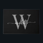 Tapete Moderno Script de Nome Monograma Preto e Cinza Ele<br><div class="desc">Toalha de Porta Personalizada com Nome e Monograma Preto e Cinza Moderno e Elegante. Este design apresenta um primeiro nome em uma linda fonte de caligrafia com cauda em arabesco (ou tipografia) com monograma inicial em cinza e branco sobre preto. Ótimo presente feminino e elegante para aquecimento de casa, também...</div>