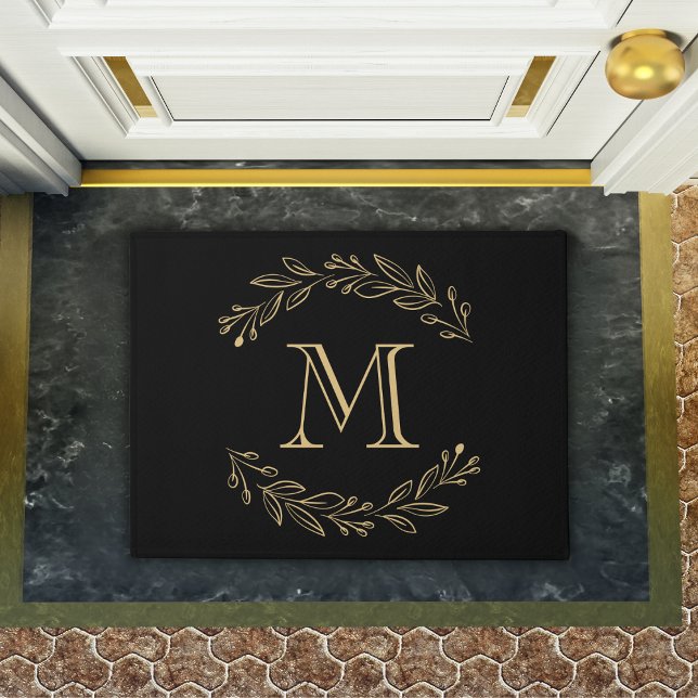Tapete Monograma inicial da família Dourada Wreath Elegan (elegant black and gold monogram doormat)