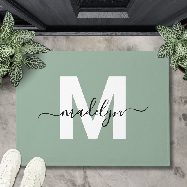 Tapete Nome com Letra Inicial Personalizada em Script Ele (Custom Elegant Sage Green Monogram Script Name Doormat)