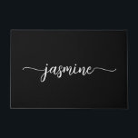 Tapete Nome com Letra Minúscula Preta Minimalista Feminin<br><div class="desc">Capacho Personalizado Feminino Minimalista Simples Limpo Preto Monograma Nome Assinatura Escrito Personalizado. Este design apresenta seu primeiro nome em uma bonita tipografia de assinatura de letra manuscrita com floreio (ou caligrafia) escrita branca em fundo preto. Ótimo presente feminino e elegante para aquecimento de casa, também para aniversário, casamento, aniversário de...</div>