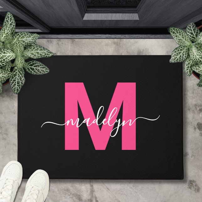 Tapete Nome com Letra Miúda Monograma Preto Rosa Elegante (Custom Elegant Black Hot Pink Monogram Script Name Doormat )