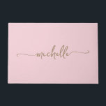 Tapete Nome de Monograma de Ouro Moderno em Script Rosa B<br><div class="desc">Tapete de Entrada Personalizado Feminino Elegante Minimalista com Nome em Script de Monograma de Ouro Rosa Bege. Apresentando o primeiro nome em uma linda caligrafia com cauda swash (ou tipografia) em ouro sobre um fundo rosa bege ou rosa bebê. Ótimo presente feminino e elegante para aquecimento de casa, também para...</div>
