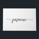 Tapete Nome de monograma personalizado minimal branco fem<br><div class="desc">Tapete personalizado minimalista feminino simples e limpo com monograma de nome em branco. Este design apresenta seu primeiro nome em uma linda tipografia de assinatura de letra manuscrita com cauda swash (ou caligrafia) em fundo branco. Ótimo presente feminino e elegante para aquecimento de casa, também para aniversário, casamento, chá de...</div>