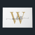 Tapete Nome em Letra de Forma com Monograma de Ouro Branc<br><div class="desc">Tapete Personalizado Moderno Elegante Estiloso Nome Monograma Inicial Branco Dourado Script. Este design apresenta um primeiro nome em uma linda fonte manuscrita com cauda swash (ou tipografia) com monograma inicial em dourado e preto sobre fundo branco. Ótimo presente feminino e elegante para aquecimento de casa, também para aniversário, casamento, chá...</div>
