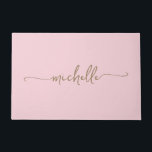 Tapete Nome Monograma Moderno em Dourado Script Rosa Bege<br><div class="desc">Tapete de Entrada Personalizado Feminino Elegante Minimalista com Nome Monograma Moderno em Dourado Script Rosa Bege. Apresenta o primeiro nome em uma linda caligrafia de letra manuscrita com cauda swash (ou tipografia) em dourado sobre um fundo rosa bege ou rosa bebê. Ótimo presente feminino e elegante para inauguração, também para...</div>