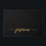 Tapete Nome Personalizado Monograma Simples Feminino Dour<br><div class="desc">Esteira Personalizada Feminina Minimalista Simples Limpa Preta e Dourada com Monograma de Nome Assinatura Rótulo. Este design apresenta seu primeiro nome em uma linda fonte de letra manuscrita com rabiscos (ou caligrafia) sobre fundo preto e dourado. Ótimo presente feminino e elegante para aquecimento de casa, também para aniversário, casamento, aniversário...</div>