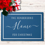 Tapete Nome personalizado Natal azul<br><div class="desc">Bem-vindos à sua família e amigos neste Natal com esta elegante porta festiva azul. Personalize-o com o seu nome e altere as palavras se quiser.</div>