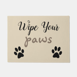 Tapete os amantes do cão limpam sua esteira de porta das