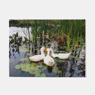 Tapete Patos brancos, talheres, almofadas de lírios, desi