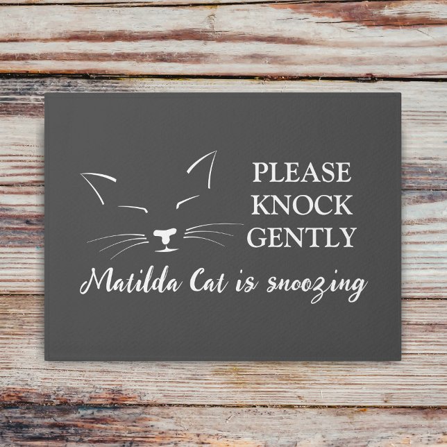 Tapete Pet Personalizado de Cotação Preto e Branco Engraç (Please knock gently, your cat is snoozing doormat just for you. Add your cat's name)