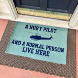 Tapete Piloto Huey e Pessoa Normal<br><div class="desc">É justo dar às pessoas que visitam um aviso justo que "um piloto Huey e uma pessoa normal" vivem lá.</div>