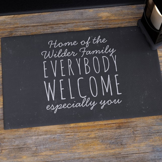 Tapete Porta de Boas-vindas Preta e Branca do Nome da Fam (Everybody is welcome at your door. Just add your family name to this rustic chalkboard vibe doormat)