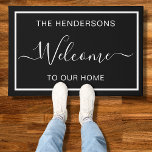 Tapete Preto de boas-vindas personalizado<br><div class="desc">Bem-vindos à sua família e amigos com esta elegante porta preta que é decorada com a tipografia de na moda. Facilmente personalizável.</div>