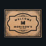 Tapete Quadro de madeira louro do vintage do preto da<br><div class="desc">Impressão de madeira louro claro elegante da textura com quadro preto dos redemoinhos do ornamentado do vintage. Modelo bem-vindo customizável da esteira de porta para o nome de família e o monograma.</div>