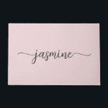 Tapete Roxo Simples Feminino Personalizado Monograma Nome<br><div class="desc">Tapete Personalizado Feminino Minimalista Simples Limpo Rosa Bege Monograma Nome Assinatura Script. Este design apresenta seu primeiro nome em uma linda tipografia de letra manuscrita com cauda swash (ou caligrafia) em fundo rosa poeira pastel ou rosa bege claro. Ótimo presente feminino e elegante para aquecimento de casa, também para aniversário,...</div>