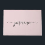 Tapete Roxo Simples Feminino Personalizado Monograma Nome<br><div class="desc">Tapete personalizado feminino minimalista simples e delicado em rosa bege com monograma, nome ou assinatura. Este design apresenta seu primeiro nome em uma linda tipografia de letra manuscrita com floreios (ou caligrafia) sobre um fundo rosa bege pastel ou rosa claro. Ótimo presente feminino e elegante para aquecimento de casa, também...</div>