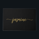 Tapete Script com Nome Monograma Dourado Preto Simples Fe<br><div class="desc">Capacho Personalizado Feminino Minimalista Simples Limpo Preto e Dourado com Nome Monograma Assinatura Script. Este design apresenta seu primeiro nome em uma linda tipografia de letra manuscrita com cauda swash (ou caligrafia) em dourado sobre fundo preto. Ótimo presente feminino e elegante para aquecimento de casa, também para aniversário, aniversário de...</div>