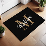 Tapete Script Elegante de Monograma Preto e Dourado Perso<br><div class="desc">Porormat do script Elegante Black and Dourado Custom Monographic.Personalize facilmente esta porta elegante moderna com seu monograma e nome personalizados.</div>