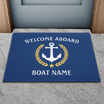Tapete Seu nome de boi Anchor Laurel Welcome Aboard Blue<br><div class="desc">Personalize a sua casa com uma porta de boas-vindas a bordo e seu nome de barco, nome da família ou outro texto desejado. Apresentando uma âncora náutica personalizada projetada com folhas de ouro e emblema de estrela em azul-marinho ou ajustando facilmente a cor primária para corresponder ao seu decor atual....</div>