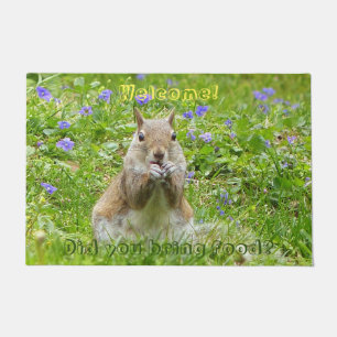 Tapete Squirrel Amongst Wild Violets