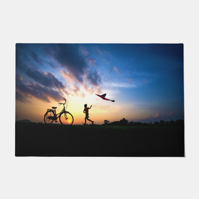 Tapete Um Menino - Uma Bicicleta - Um Chapéu De Chão (Frente)