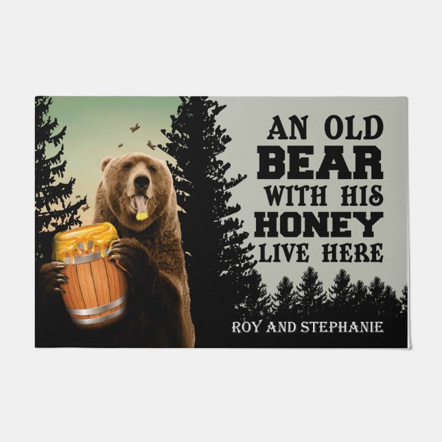 Tapete Um Urso Velho Com Seu Mel Vive Aqui (Frente)