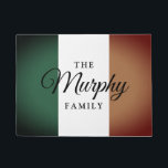 Tapete Vintage, bandeira irlandesa e apelido de família p<br><div class="desc">Vintage, bandeira irlandesa, na Irlanda, com um tapete de porta de nome familiar. Faça sua própria porta personalizada para uma nova casa, restaurante, hotel, negócios, escritório, empresa, compro, loja, pub, bar, café, festa de Dia de São Patrício etc. Adicione sua própria mensagem de boas-vindas, sobrenome familiar, monograma, nome de loja...</div>