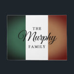 Tapete Vintage, bandeira irlandesa e apelido de família p<br><div class="desc">Vintage, bandeira irlandesa, na Irlanda, com um tapete de porta de nome familiar. Faça sua própria porta personalizada para uma nova casa, restaurante, hotel, negócios, escritório, empresa, compro, loja, pub, bar, café, festa de Dia de São Patrício etc. Adicione sua própria mensagem de boas-vindas, sobrenome familiar, monograma, nome de loja...</div>