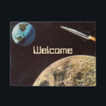 Tapete Vintage Science Fiction, Rocket Ship Over the Moon<br><div class="desc">É fácil personalizar este tapete de boas-vindas com o seu texto personalizado! Vintage ilustra viagem futurista e transporte Ciência Ficção imagem espacial. Um design de estilo quadrinho retrô sci fi apresentando uma nave-fogueira voando no espaço sobre a lua e voltando para a Terra do planeta no futuro.</div>